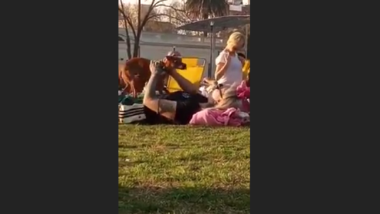 Escrachan a una joven que maltrataba a su perro en un plaza