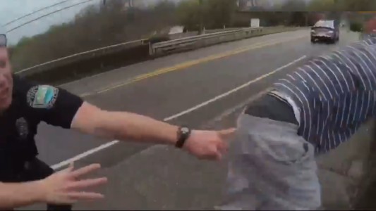 Video: el momento en que un policía atrapó a un hombre que se tiraba de un puente