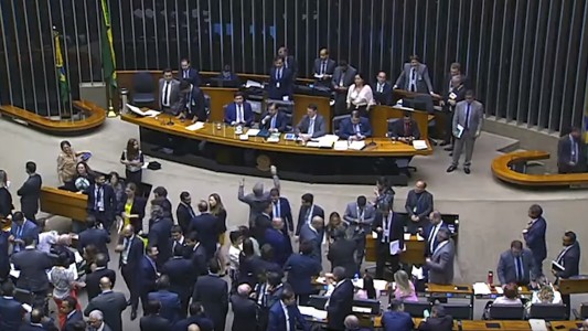 Decenas de empleados estatales apostaron y ganaron US$ 30 millones en la lotería en Brasil: "Deberemos reemplazarlos"