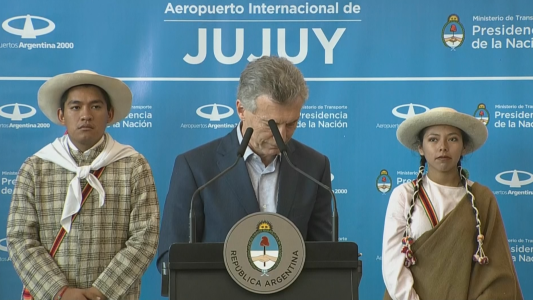 El celu, presidente (pequeño blooper durante un acto)