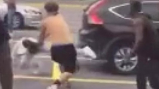 Mataron a un adolescente a puñaladas: más de 50 compañeros grabaron la escena sin ayudar