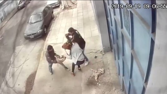 Salvaje ataque a una nutricionista que iba a trabajar: así le robaron la cartera
