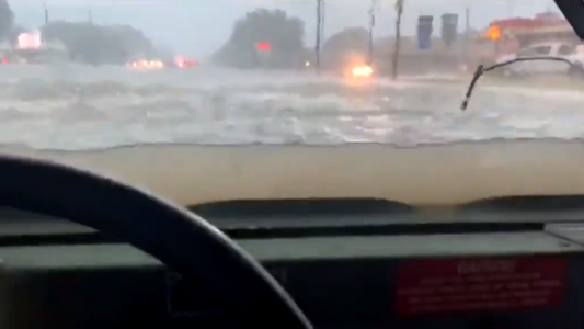 Calles convertidas en ríos y autos en lanchas