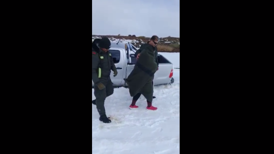 Quedó varada en la nieve y pasó varias horas bajo cero hasta que la rescataron