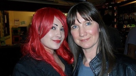 Murió una joven de un ataque al corazón porque su madre le mandó decenas de emojis enojados