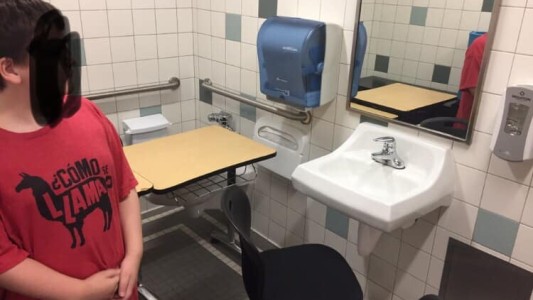 Un colegio de Estados Unidos puso en el baño el escritorio de un nene autista