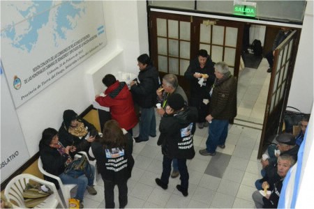 Jubilados de Tierra del Fuego tomaron la legislatura para reclamar el pago de haberes