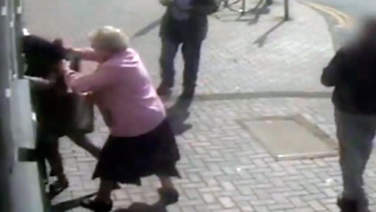 VIDEO: una abuelita de 81 años se defiende a los golpes de una ladrona