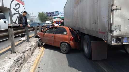 Provoca un accidente en cadena por detenerse a salvar un perro
