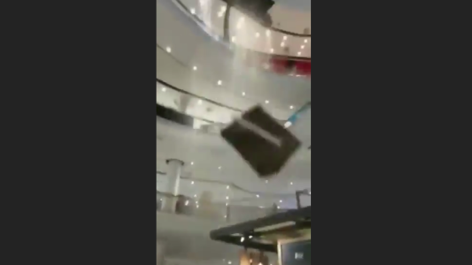 Techo de un centro comercial se desploma por fuertes lluvias