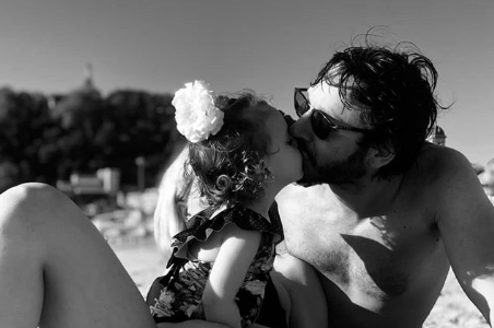 Benjamín Vicuña publicó una foto besando a Magnolia y lo destrozaron en redes