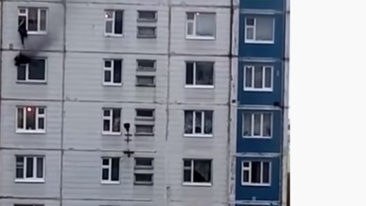 VIDEO: rescata a una mujer de un incendio sacándola por la ventana