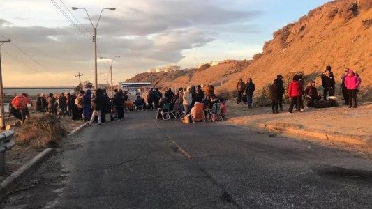 Chubut: docentes bloquean la playa de tanques de YPF en Comodoro Rivadavia