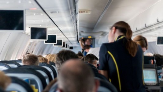 Los secretos de una azafata: ¿por qué no se debe consumir cafe, ni té en el avión?