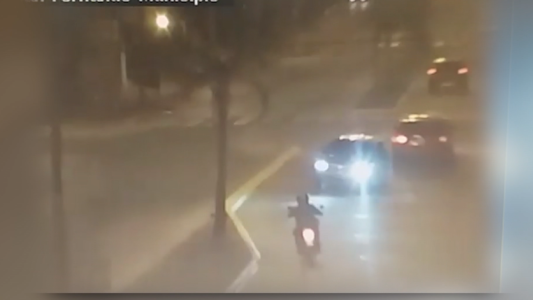 Robó un auto, chocó y mató a un motociclista cuando huía