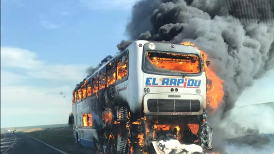 Un viaje de miedo: se prendió fuego un micro con los ocupantes adentro