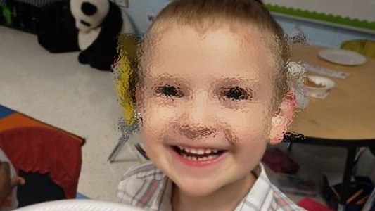 Un nene de 5 años con autismo fue declarado un "predador sexual" por darle un beso en la mejilla a un compañero