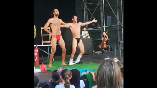 Video: denuncian que hicieron un show de striptease frente a chicos