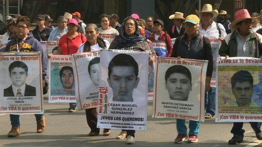 Familiares de los 43 estudiantes desparecidos en México exigen justicia