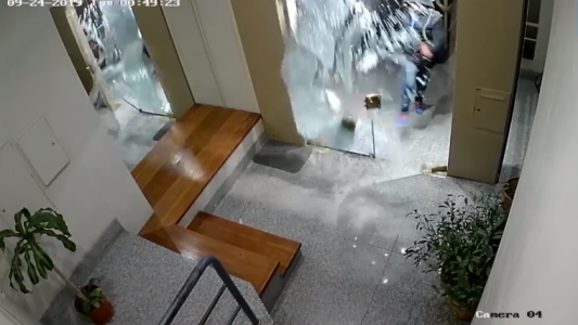 El ladrón que se asustó y escapó sin robar