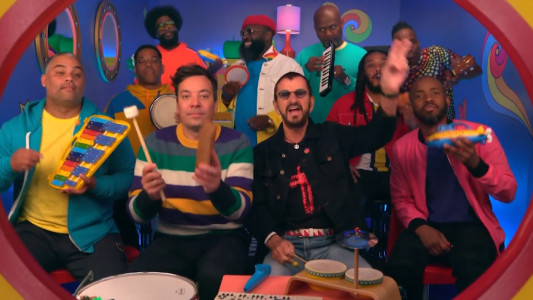 Ringo Starr interpretó "Yellow Submarine" con juguetes en el show de Jimmy Fallon