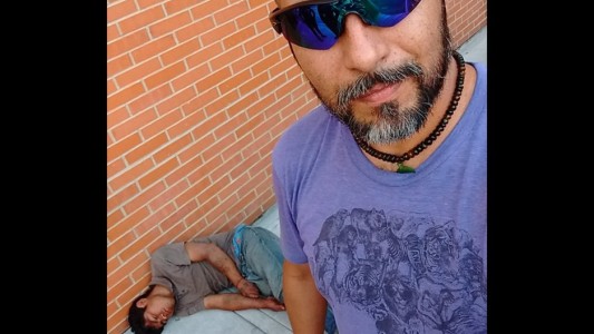 Intentaron robarle la bici, noqueó al ladrón y lo mostró con una selfie polémica