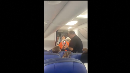 Insólito: avión obligado a aterrizar por mujer encerrada en el baño