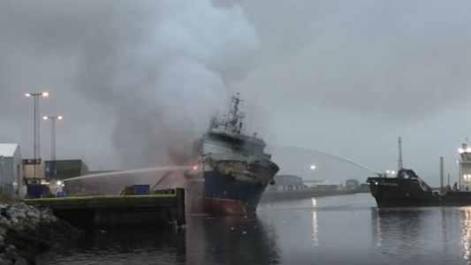 Alarma por un incendio que devoró un buque pesquero