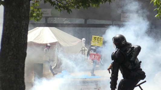 Violenta protesta deja varios heridos en Bogotá