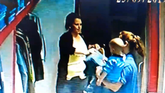 Dos mujeres roban con un bebé en brazos