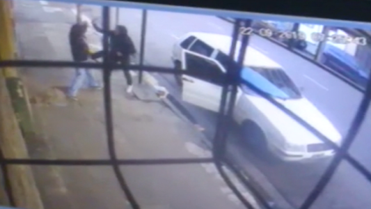 La golpearon con una llave francesa para robarle el celular y la mochila