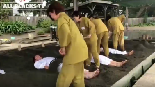 Los All Blacks se sumergen en arena volcánica