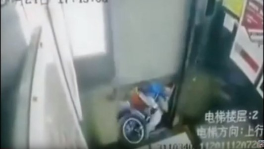 Video: rescatan a un bebé a punto de ser aplastado por un ascensor