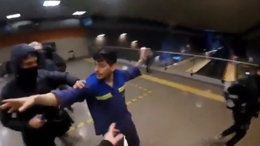 Así fue el violento ataque de grafiteros en el subte A