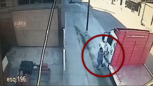 Roban un camión con rastreador satelital de la puerta de una fábrica