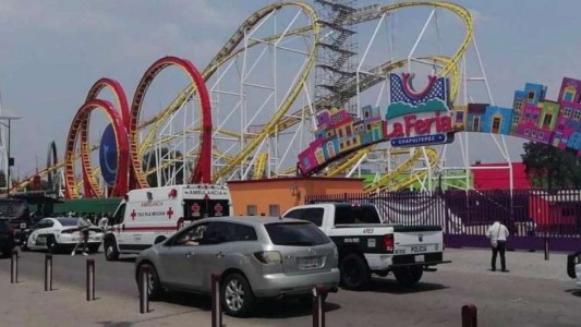 México: el momento en el que descarrila una montaña rusa y mueren dos personas