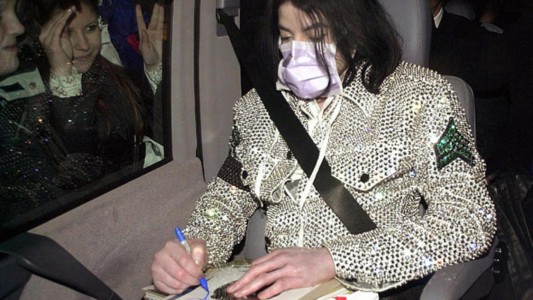 Un custodio de Michael Jackson reveló por qué el artista usaba barbijo