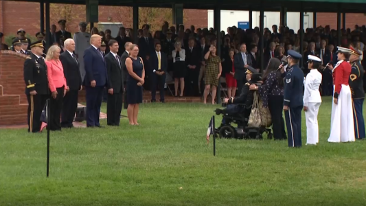 Estuvo 40 días en coma y hoy cantó para Trump