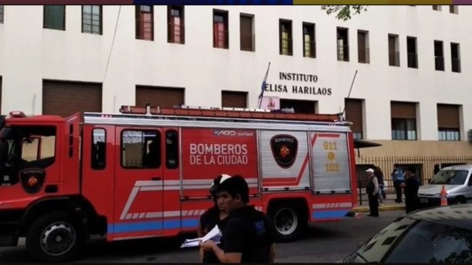 Un adolescente cayó del segundo piso de una escuela en Flores: está grave