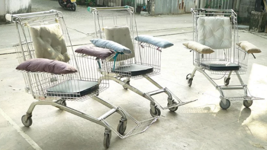 Reciclan carros de supermercado y los transforman en silla de ruedas