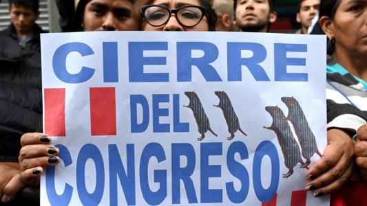 Crisis en Perú: el presidente Vizcarra afianza su poder tras disolver el Congreso