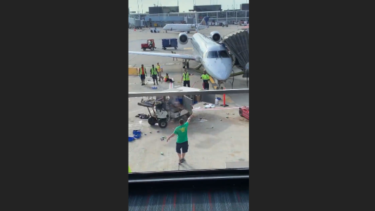 Carro de catering descontrolado en plena pista de aterrizaje