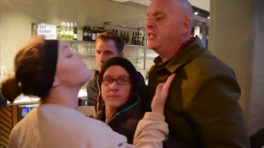 Un hombre golpea a una activista vegana que entró a protestar en una pizzería