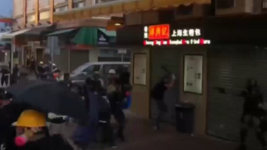 La imagen que recorre el mundo: un policía le disparó a un adolescente