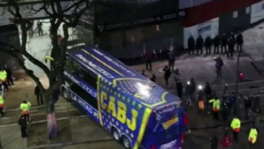 El plantel de Boca llegó sin inconvenientes al estadio Monumental