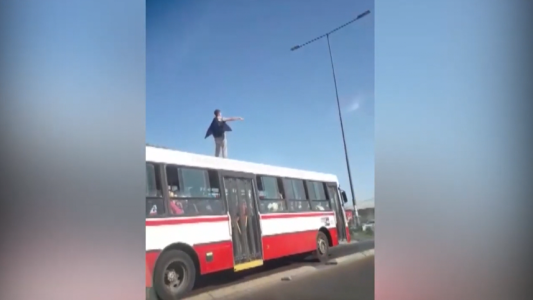 Arriesga su vida al viajar parado sobre el techo de un colectivo