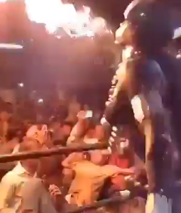 Un artista terminó envuelto en llamas tras incendiar accidentalmente su traje