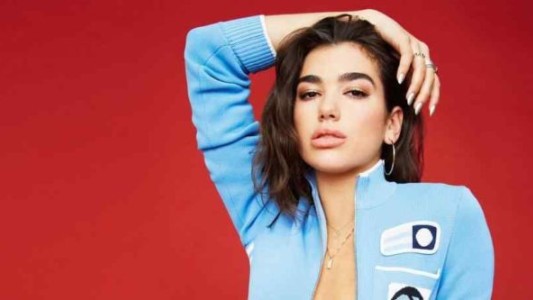 El cambio de look de Dua Lipa: la cantante se pasó al "rubio sucio"