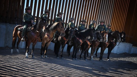 Trump propuso disparar en las piernas a los inmigrantes que intentan cruzar la frontera