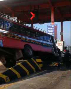 Tremendo choque de un micro con estudiantes contra cabina de peaje